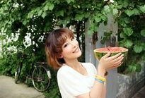 女孩低头吃瓜,低头间的甜蜜时光