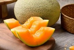 哈密瓜切开要不要泡水吃,泡水食用还是直接享用？揭秘最佳食用方式