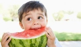 简笔画小孩吃瓜,小家伙的夏日吃瓜时光
