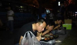 民警蹲路边吃瓜,日常生活中的温馨一幕