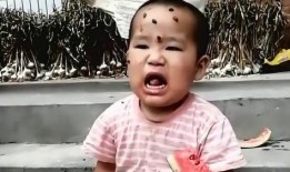 熊孩子的吃瓜