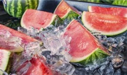 济南吵架吃瓜现场,一地鸡毛，吃瓜群众围观热议