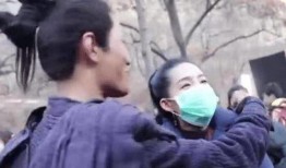 肖战和李沁吃瓜