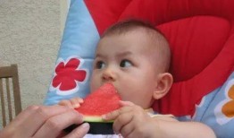 第一视角小孩吃瓜,小家伙的瓜果盛宴