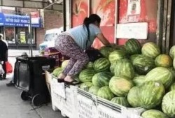 外国大妈吃瓜,揭秘她们的热议话题与社交圈