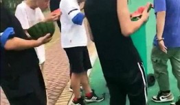 群众吃瓜打游戏,群众欢享吃瓜与电竞盛宴