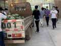 栏杆 吃瓜 同学,同学生活趣事多