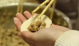 信阳农林吃瓜,瓜果飘香，田园风光尽收眼底