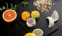 吃月饼点瓜灯,品月饼赏瓜灯，共度团圆时光