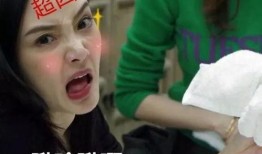 男子吃瓜洗眼睛