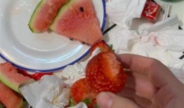 草莓吃瓜视频,揭秘网红美食背后的故事