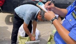 卖瓜大爷给城管吃瓜视频,卖瓜大爷直播互动引发网友热议