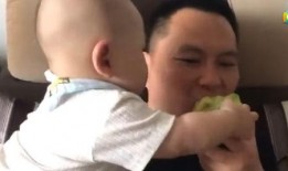 小孩看见父亲吃瓜,父亲吃瓜的温馨瞬间