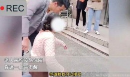 小伙吃瓜被狗咬,小伙吃瓜不慎遭遇狗狗咬伤