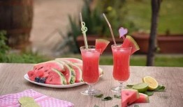 小暑吃瓜避暑品茶,吃瓜避暑，品茶养生，清凉一夏