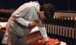 吃瓜少年拍照,吃瓜少年镜头下的趣味瞬间