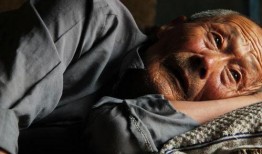 老人吃瓜突然暴毙,老人吃瓜意外暴毙引发关注