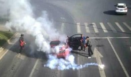 哈尔滨人吃瓜视频,趣味视频展现冰城夏日风情