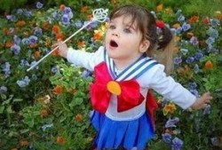 草坪吃瓜娃娃照,夏日欢乐时光