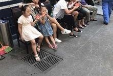 吃瓜群众小孩成都,成都小吃瓜群众小孩的欢乐时光