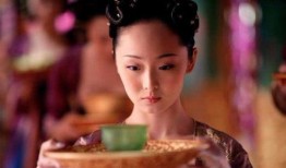 穿越成吃瓜宫女,宫廷风云中的瓜田乐