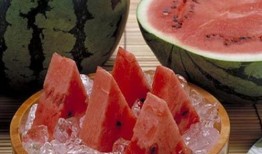 吃瓜后喝白酒,夏日消遣新风尚