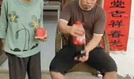 老太不给老头吃瓜,老太吝啬瓜果，引发家庭温馨风波