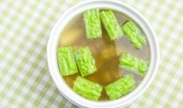 女孩吃凉瓜,女孩的凉瓜美食之旅